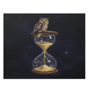 Könnte beinhalten: Ein Puzzlespiel mit einer Eule, die auf einer Sanduhr sitzt. Die Sanduhr enthält goldenen Sand, und der Hintergrund ist dunkelblau mit Sternen. Die Eule hat braune und weiße Federn. Das Puzzle besteht aus vielen Teilen.