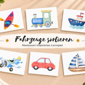 Op de afbeelding: Zes rechthoekige kaarten met aquarelillustraties van een kajak, een trein, een boot, een vliegtuig, een auto en een zeilboot. De centrale tekst luidt "Fahrzeuge sortieren" gevolgd door "Montessori inspiriertes Lernspiel".