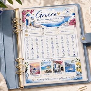 Puede incluir: Una carpeta azul claro que contiene una hoja de seguimiento de ahorros para viajes a Grecia. La página presenta ilustraciones de arquitectura griega, una cuadrícula numerada para rastrear ahorros y una lista de deseos con imágenes.