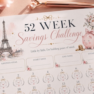 Op de afbeelding: Een 52-weken spaaruitdaging tracker op wit papier met een zwarte Eiffeltoren illustratie, roze kersenbloesems, een roze spaarvarken en gouden munten. De tekst luidt 52 WEEK Savings Challenge en Little by little, I'm building peace of mind.