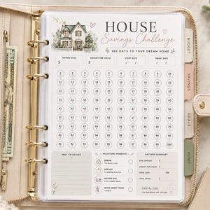 Peut inclure: Un classeur à six anneaux beige contenant une feuille de suivi 'House Savings Challenge'. La page présente une illustration aquarelle de maison, le texte 'HOUSE Savings Challenge' et une grille de 100 cercles numérotés pour le suivi.