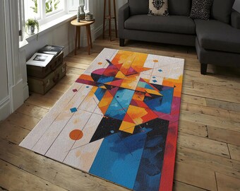 Pode incluir: Um tapete retangular com um design geométrico abstrato. O tapete apresenta uma mistura vibrante de cores, incluindo laranja, azul, amarelo e vermelho, dispostas em um padrão angular moderno. O tapete está colocado em um piso de madeira em uma sala de estar.