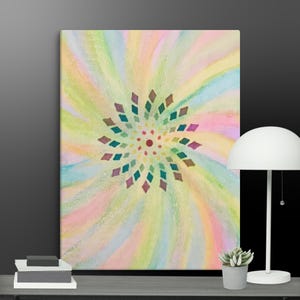 Puede incluir: Pintura abstracta en acuarela con un diseño en espiral en colores pastel. La obra presenta un patrón central de formas de diamante en tonos turquesa, morado y marrón, con un punto rojo en el centro. El fondo tiene un patrón arremolinado de amarillo, rosa y azul.