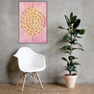 Könnte beinhalten: Ein abstrakter Kunstdruck in Rosa und Gelb mit einem spiralförmigen Design in der Mitte, an der Wand befestigt. Das Kunstwerk befindet sich über einem weißen Stuhl mit Holzbeinen. Rechts steht eine Topfpflanze mit dunkelgrünen Blättern.