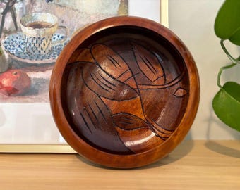 Handgesneden houten decoratieve kom, bladpatroon