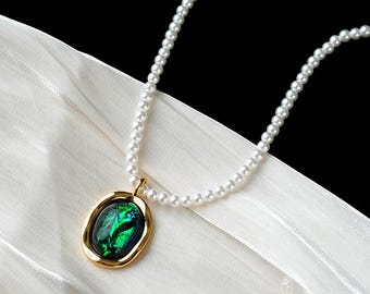Pearl Strand Choker: smaragdgroene kristallen hanger, gouden filigraan bruidsketting