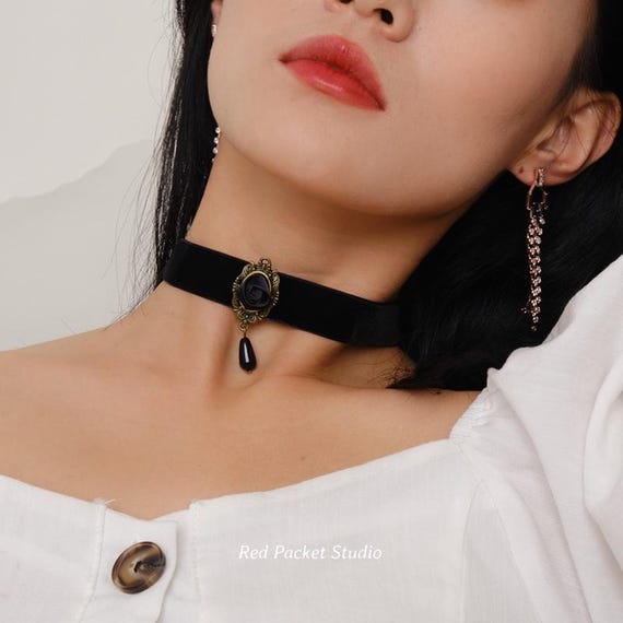 Black Velvet Choker: Pearl & Crystal Rose, Gothic Bridal  display picture 1