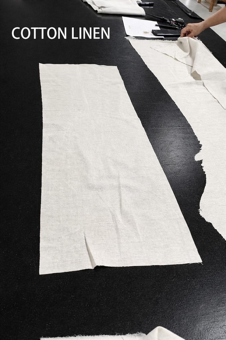 Puede incluir: Primer plano de piezas de tela de algod&oacute;n y lino blanco sobre una superficie negra. El texto "COTTON LINEN" se muestra en blanco. La tela est&aacute; cortada en varias formas, lo que sugiere un proyecto de costura o manualidades.