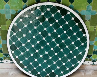 Mesa de centro redonda marroquí personalizable con azulejos verdes de zellige y base de hierro.