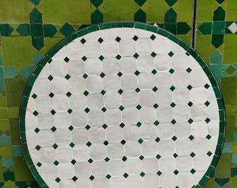 Mesa de mosaico marroquí con estrellas multicolor, hecha a mano, con un vibrante diseño geométrico para patios y espacios interiores.