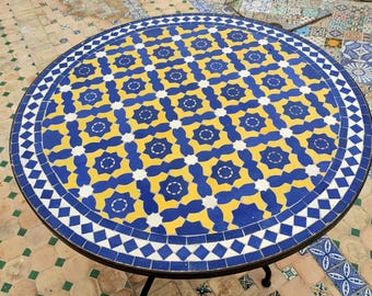 Mesa redonda de mosaico marroquí hecha a mano, mueble rústico y colorido para patio exterior.