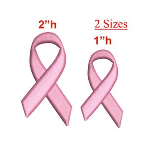 Könnte beinhalten: Zwei rosa Schleifenstickereien, eine 5 cm hoch und die andere 2,5 cm hoch. Der Text "2 Größen", "2"h" und "1"h" wird über den Schleifen angezeigt. Die Schleifen sind ein Symbol des Bewusstseins.