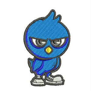 Könnte beinhalten: Gestickter Aufnäher eines blauen Cartoon-Vogels mit wütendem Gesichtsausdruck. Der Vogel hat große, detaillierte Augen, einen gelben Schnabel und trägt weiße Turnschuhe. Das Design ist schwarz umrandet.