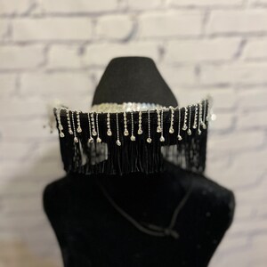 Chapéu de cowgirl com franjas de strass