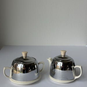 Vintage Keltische theeset: verchroomde theepot, ivoren suikerpot, Engeland servies