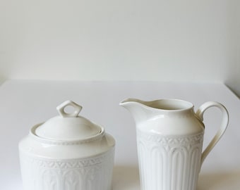 Mikasa Casa Blanca melkkannetje en suikerpotje set, wit porselein met reliëf (2002-2004)