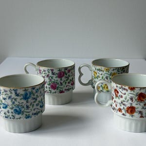 Set di 4 tazze impilabili vintage Enesco, tazze da caffè/tè giapponesi con motivo floreale e rose in chintz, manico a trifoglio con bordo dorato, stile cottage/grandmillennial
