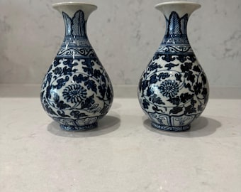 Par de jarrones antiguos chinos Kangxi del siglo XVIII con balaustre azul y blanco