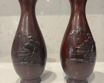 Japanska vaser i massiv brons - Meiji-perioden - ca 1890 - Med förgylld landskapsdekoration - 28 cm hög