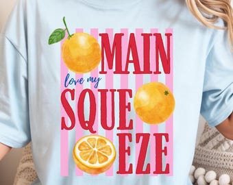 Koszulka z grafiką Main Squeeze Orange, koszulka z kalamburem kulinarnym, koszulka z nadrukiem w stylu preppy summer, komfortowy kolor 1717