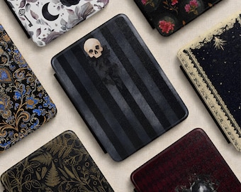 Etui na Kindle'a w stylu gotyckim – Dark Academia z czaszkami, świecami i niebiańskimi wzorami | Spersonalizowane