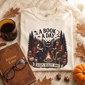„Ein Buch pro Tag vertreibt die Realität“-T-Shirt, Lagerfeuer-Kryptiden-Lese-T-Shirt, Geschenk für Bücherliebhaber
