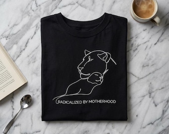 Koszulka z nadrukiem „Radicalized by Motherhood Lioness Art” | Koszulka dla mam, koszulka dla mam, prezent dla mamy