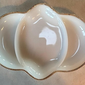 Prato dividido para aperitivos Anchor Hocking Fire-King em vidro leitoso