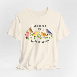 ベーシック・デセンシーTシャツ「Radicalized by Basic Decency」｜ソングバードのイラスト、軽量コットンシャツ