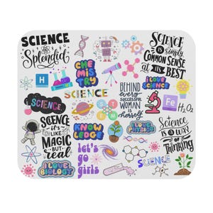 Pode incluir: Um mousepad branco com um design com tema de ciência. O design inclui várias palavras e frases relacionadas à ciência, como "Ciência", "Química" e "Biologia", juntamente com ilustrações de átomos, um microscópio e um robô.