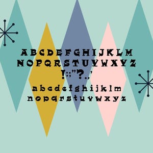 Puede incluir: Un diseño de alfabeto de estilo retro con letras mayúsculas y minúsculas, signos de puntuación y motivos de estrellas. El fondo es de color turquesa claro con formas de diamante en oro, azul y rosa.