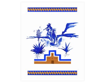 Könnte beinhalten: Ein weißer Druck mit einer blauen Aquarellillustration einer Person auf einem Pferd, Wüstenpflanzen und einem Gebäude. Das Design umfasst blaue und goldene geometrische Bordüren oben und unten, wodurch ein südwestliches Thema entsteht.