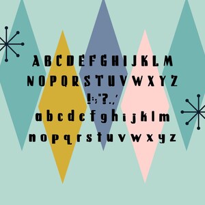 Puede incluir: Gráfico digital de estilo retro que muestra el alfabeto en mayúsculas y minúsculas, además de signos de puntuación. El texto está en negrita negra. El fondo es de color verde azulado claro, con formas de diamante en verde azulado, dorado, azul y rosa, y detalles de estrellas.