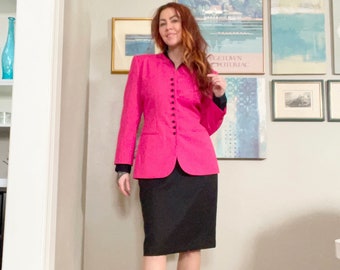 Traje vintage de los años 80, blazer fucsia, falda lápiz negra y hombreras.