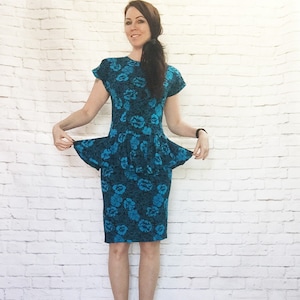 Vintage jaren 80, jaren 40 peplum wiebeljurk met ruches XS S zwart aqua bloemen