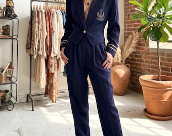 Ensemble bleu marine vintage des années 80, bordure dorée, héritage chic, blazer marin veste pantalon, ensemble M