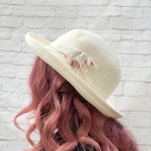Vintage 80s Creamy White Wide Rolled Brim Boater Feather Band Fedora Straw Fancy Hat 21