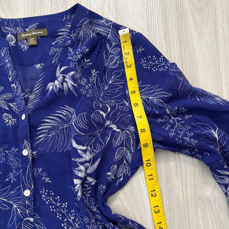 Tommy Bahama dames tuniek top blauw wit bloemen palmprint blouse met knoopsluiting en V-hals S afbeelding 6
