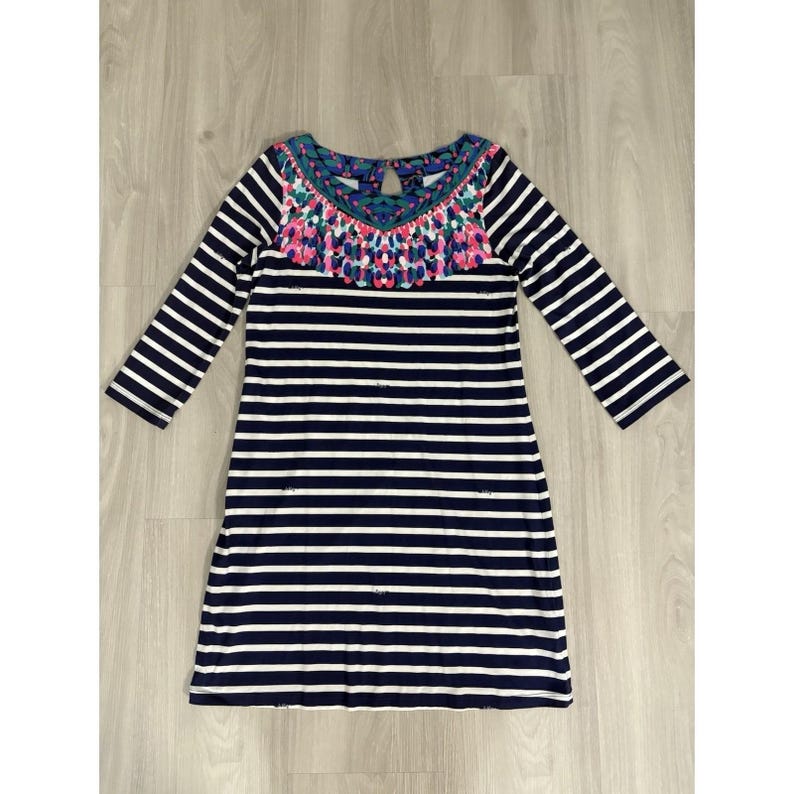 Abito Lilly Pulitzer da donna, blu navy, bianco a righe, in cotone Pima, modello a tubino, scollo multiplo, taglia M immagine 2