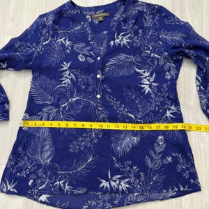 Tommy Bahama dames tuniek top blauw wit bloemen palmprint blouse met knoopsluiting en V-hals S afbeelding 9