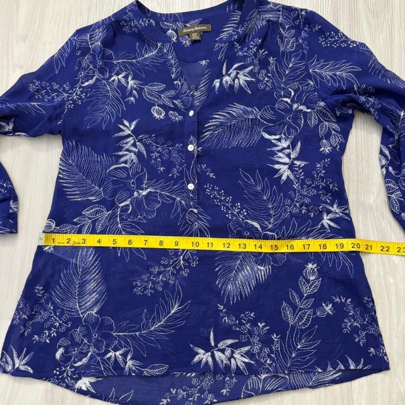 Tommy Bahama dames tuniek top blauw wit bloemen palmprint blouse met knoopsluiting en V-hals S afbeelding 9