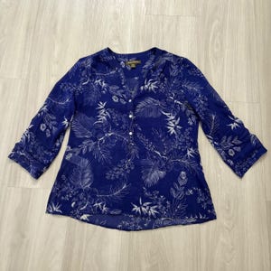 Tommy Bahama dames tuniek top blauw wit bloemen palmprint blouse met knoopsluiting en V-hals S afbeelding 2
