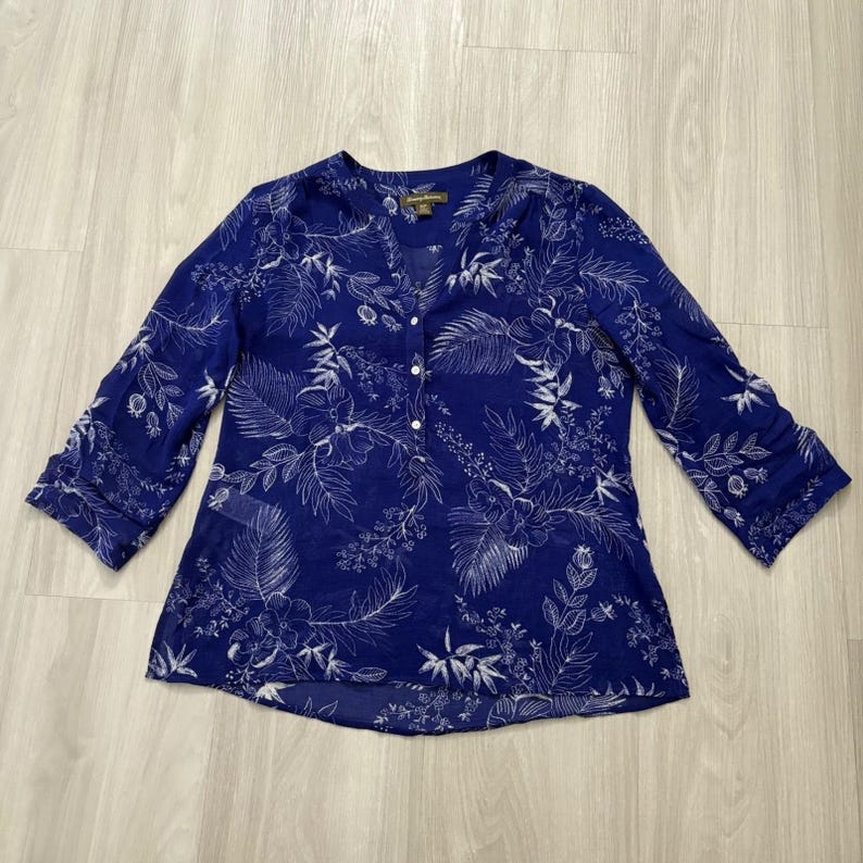 Tommy Bahama dames tuniek top blauw wit bloemen palmprint blouse met knoopsluiting en V-hals S afbeelding 2