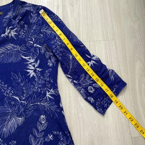 Tommy Bahama dames tuniek top blauw wit bloemen palmprint blouse met knoopsluiting en V-hals S afbeelding 5