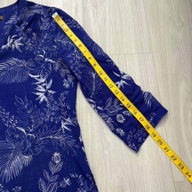 Tommy Bahama dames tuniek top blauw wit bloemen palmprint blouse met knoopsluiting en V-hals S afbeelding 5