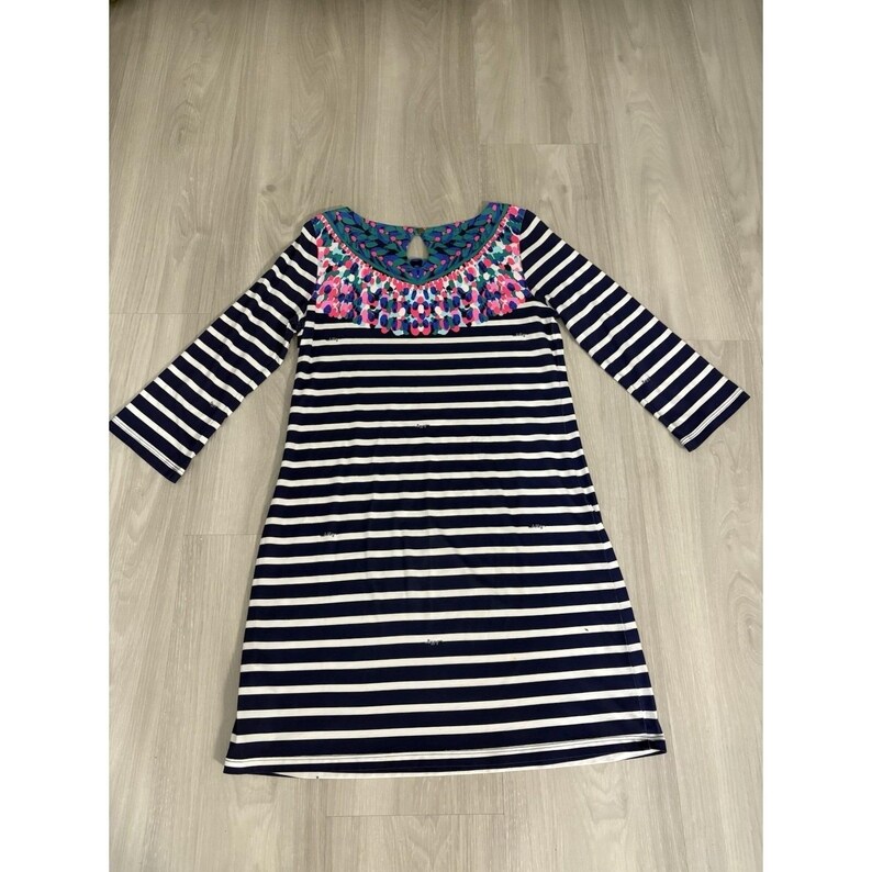 Abito Lilly Pulitzer da donna, blu navy, bianco a righe, in cotone Pima, modello a tubino, scollo multiplo, taglia M immagine 3