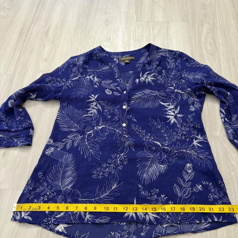 Tommy Bahama dames tuniek top blauw wit bloemen palmprint blouse met knoopsluiting en V-hals S afbeelding 8