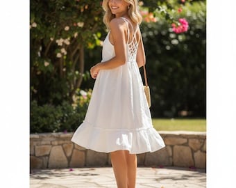 Nieuw in de collectie: Damesjurk, witte mini-jurk van gaas met rasterpatroon op de rug en ruches aan de zoom, zomerse boho-stijl.