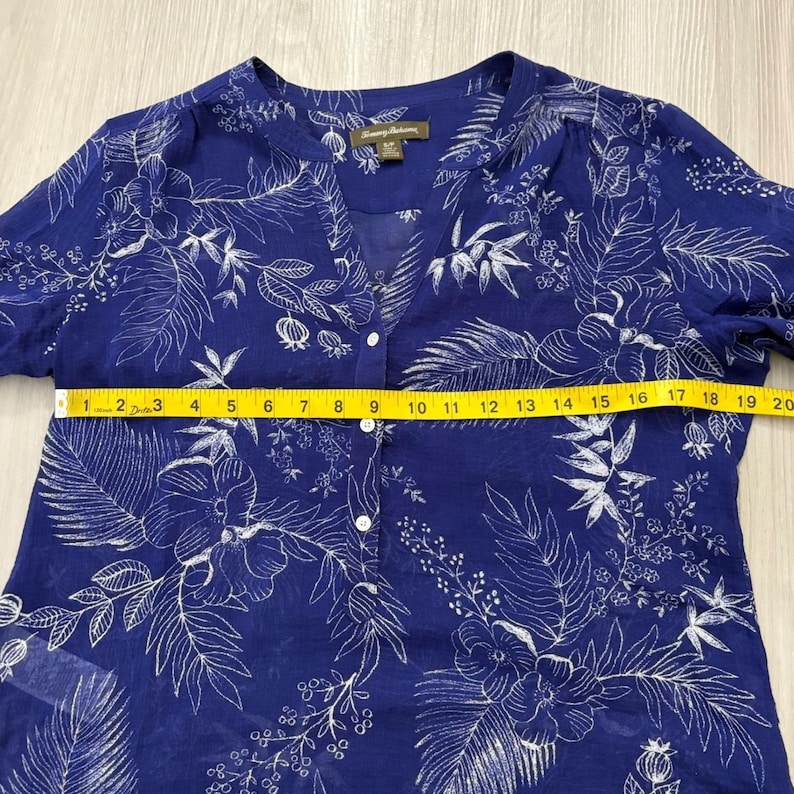 Tommy Bahama dames tuniek top blauw wit bloemen palmprint blouse met knoopsluiting en V-hals S afbeelding 7