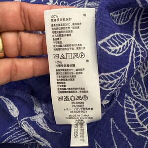 Tommy Bahama dames tuniek top blauw wit bloemen palmprint blouse met knoopsluiting en V-hals S afbeelding 11